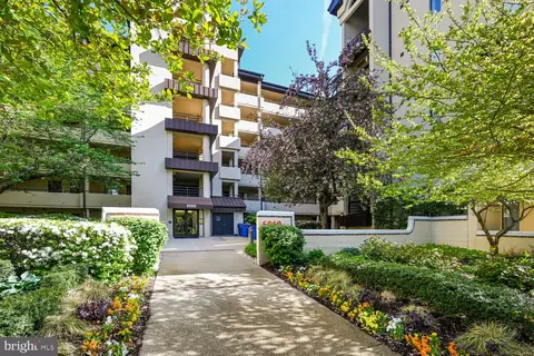 6060 California Cir #309, North Bethesda, MD 20852