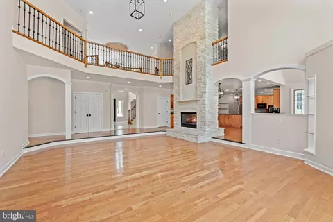 Living - 10521 Alloway Dr, Potomac, MD 20854 photo 10 of 28