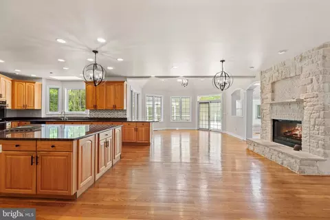 Living - 10521 Alloway Dr, Potomac, MD 20854 photo 13 of 28