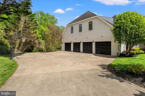 Exterior - 10521 Alloway Dr, Potomac, MD 20854 photo 14 of 24
