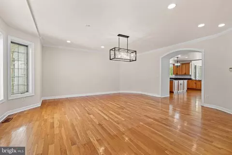 Living - 10521 Alloway Dr, Potomac, MD 20854 photo 4 of 28