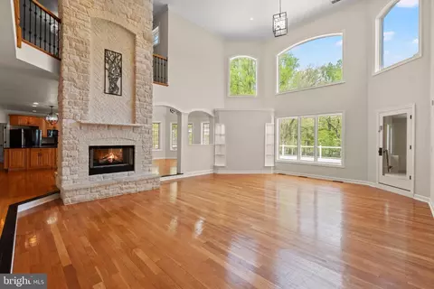 Living - 10521 Alloway Dr, Potomac, MD 20854 photo 8 of 28