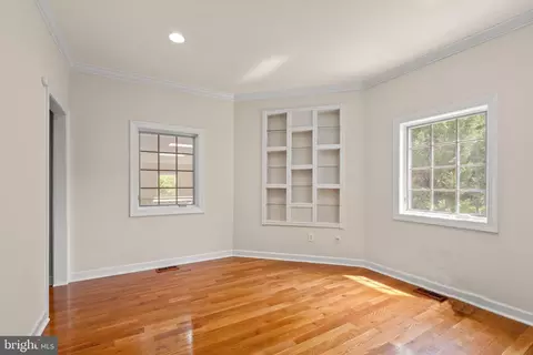 Living - 10521 Alloway Dr, Potomac, MD 20854 photo 17 of 28