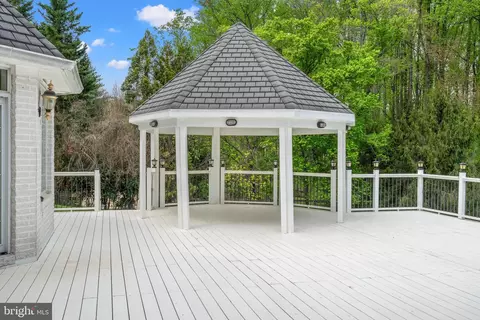 Exterior - 10521 Alloway Dr, Potomac, MD 20854 photo 11 of 24
