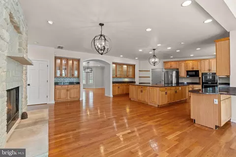 Living - 10521 Alloway Dr, Potomac, MD 20854 photo 16 of 28