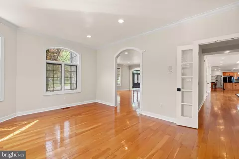 Living - 10521 Alloway Dr, Potomac, MD 20854 photo 6 of 28