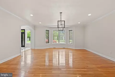 Living - 10521 Alloway Dr, Potomac, MD 20854 photo 3 of 28