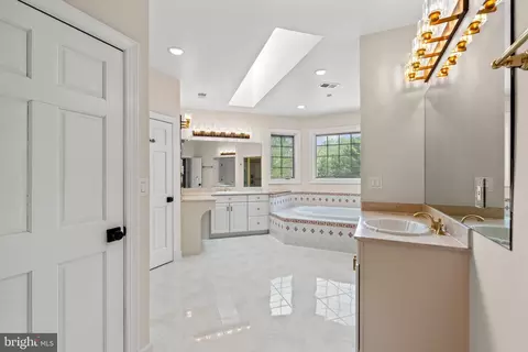 Bath - 10521 Alloway Dr, Potomac, MD 20854 photo 2 of 11