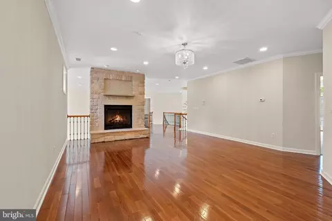 Living - 10521 Alloway Dr, Potomac, MD 20854 photo 19 of 28