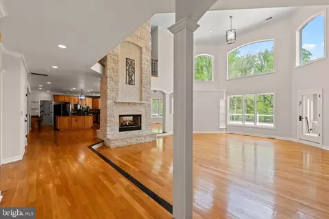 Living - 10521 Alloway Dr, Potomac, MD 20854 photo 12 of 28