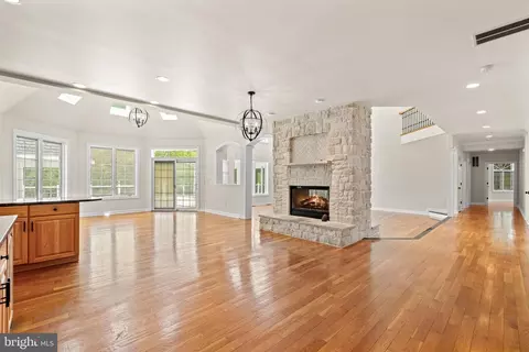 Living - 10521 Alloway Dr, Potomac, MD 20854 photo 15 of 28