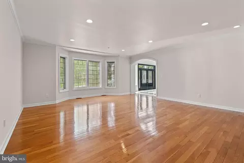Living - 10521 Alloway Dr, Potomac, MD 20854 photo 1 of 28