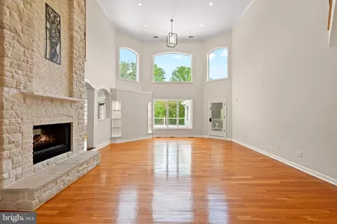 Living - 10521 Alloway Dr, Potomac, MD 20854 photo 7 of 28