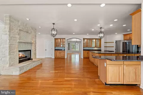 Living - 10521 Alloway Dr, Potomac, MD 20854 photo 14 of 28