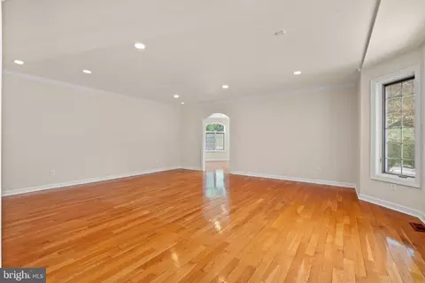 Living - 10521 Alloway Dr, Potomac, MD 20854 photo 2 of 28