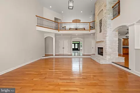 Living - 10521 Alloway Dr, Potomac, MD 20854 photo 9 of 28