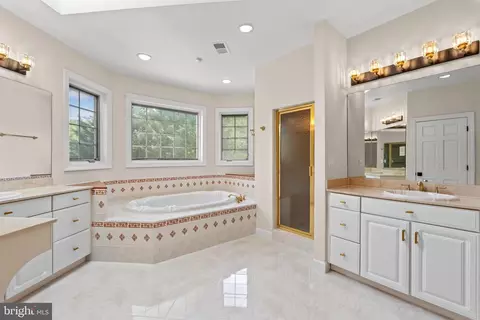 Bath - 10521 Alloway Dr, Potomac, MD 20854 photo 4 of 11