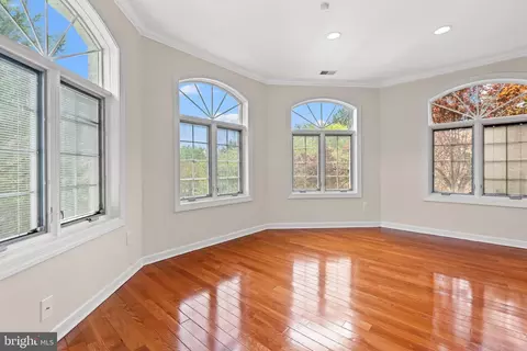 Living - 10521 Alloway Dr, Potomac, MD 20854 photo 24 of 28