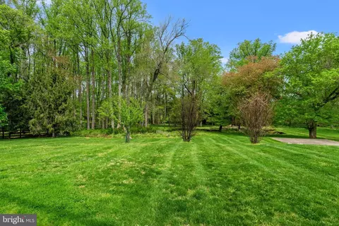 Exterior - 10521 Alloway Dr, Potomac, MD 20854 photo 17 of 24