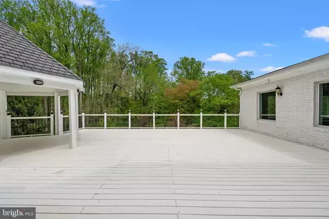 Exterior - 10521 Alloway Dr, Potomac, MD 20854 photo 12 of 24