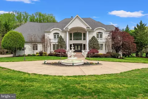 10521 Alloway Dr, Potomac, MD 20854