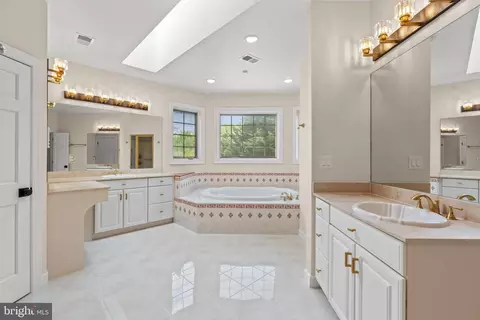 Bath - 10521 Alloway Dr, Potomac, MD 20854 photo 3 of 11