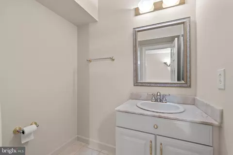 Bath - 10521 Alloway Dr, Potomac, MD 20854 photo 10 of 11