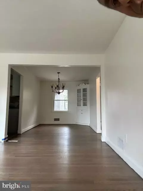 Living - 26820 Ridge Rd, Damascus, MD 20872 photo 2 of 4
