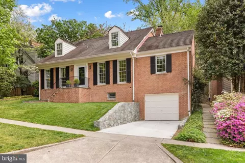 4425 Chalfont Pl, Bethesda, MD 20816