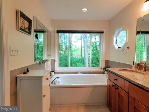 Bath - 1516 Winding Waye Ln, Silver Spring, MD 20902 photo 2 of 5