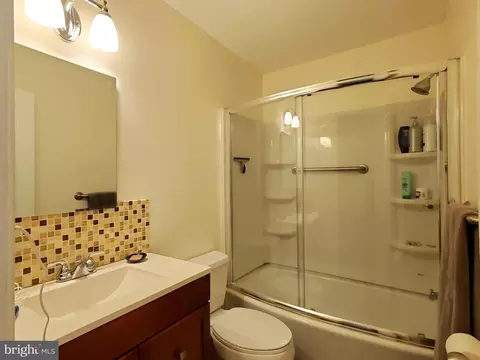 Bath - 1516 Winding Waye Ln, Silver Spring, MD 20902 photo 5 of 5
