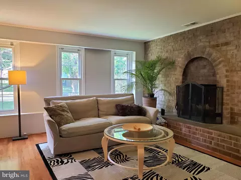 Living - 1516 Winding Waye Ln, Silver Spring, MD 20902 photo 2 of 2