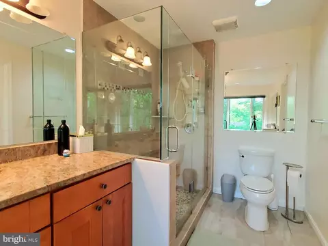 Bath - 1516 Winding Waye Ln, Silver Spring, MD 20902 photo 4 of 5