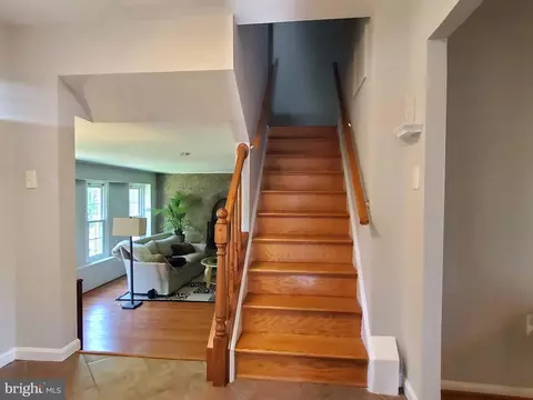 Entry Way - 1516 Winding Waye Ln, Silver Spring, MD 20902 photo 4 of 6