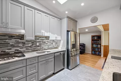 916 Hyde Rd, Silver Spring, MD 20902 photo 3