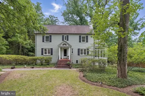 6914 Wilson Ln, Bethesda, MD 20817