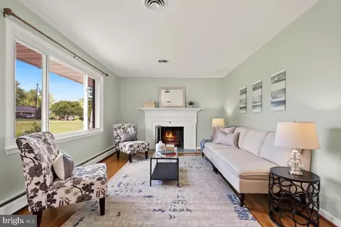 Living - 26105 Cornor Dr, Damascus, MD 20872 photo 2 of 3