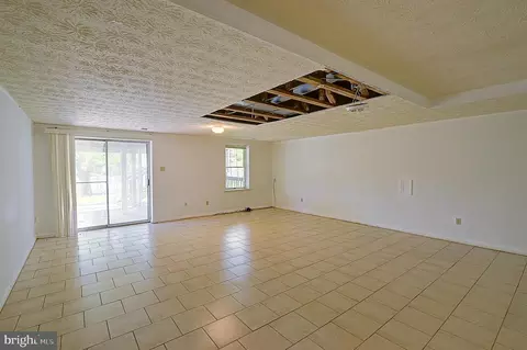 Living - 14417 Jaystone Dr, Silver Spring, MD 20905 photo 5 of 8