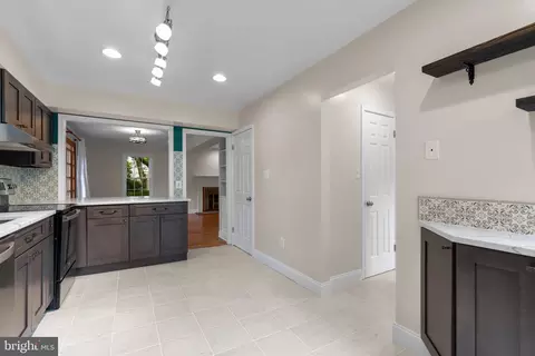 Entry Way - 2 Oxley Square Rd, Gaithersburg, MD 20877 photo 2 of 5