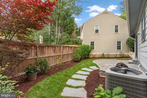 Exterior - 2 Oxley Square Rd, Gaithersburg, MD 20877 photo 5 of 10