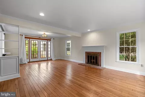 Living - 2 Oxley Square Rd, Gaithersburg, MD 20877 photo 1 of 10