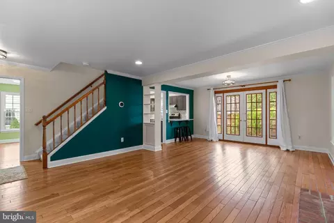 Living - 2 Oxley Square Rd, Gaithersburg, MD 20877 photo 3 of 10