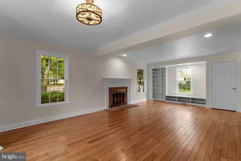 Living - 2 Oxley Square Rd, Gaithersburg, MD 20877 photo 6 of 10