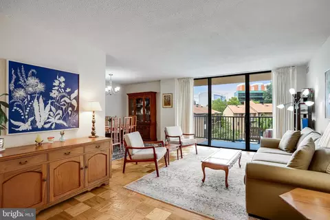 118 Monroe St #304, Rockville, MD 20850