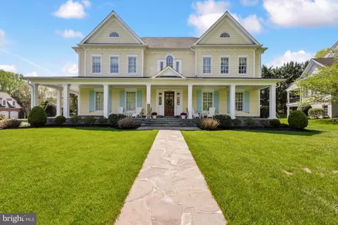 9825 Carmelita Dr, Potomac, MD 20854