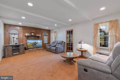 Living - 13208 Rippling Brook Dr, Silver Spring, MD 20906 photo 2 of 5