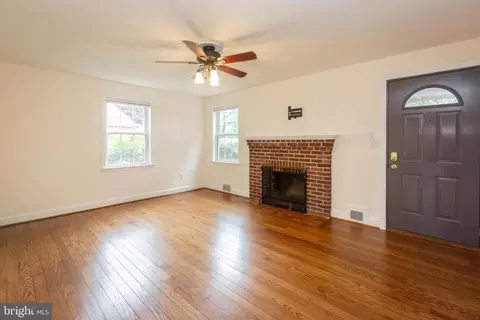 Living - 2016 Lansdowne Way, Silver Spring, MD 20910 photo 3 of 3