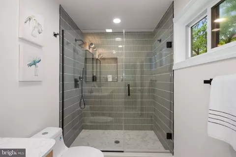 Bath - 11513 Orebaugh Ave, Silver Spring, MD 20902 photo 2 of 6