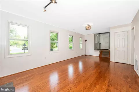Living - 17400 Hughes Rd, Poolesville, MD 20837 photo 12 of 15