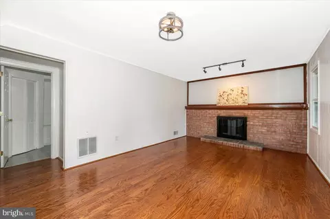 Living - 17400 Hughes Rd, Poolesville, MD 20837 photo 10 of 15